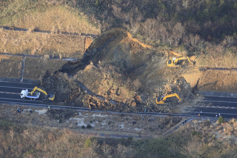 地震でのり面が崩れ、土砂に覆われた常磐自動車道=福島県相馬市で2021年2月14日午前7時9分、本社ヘリから