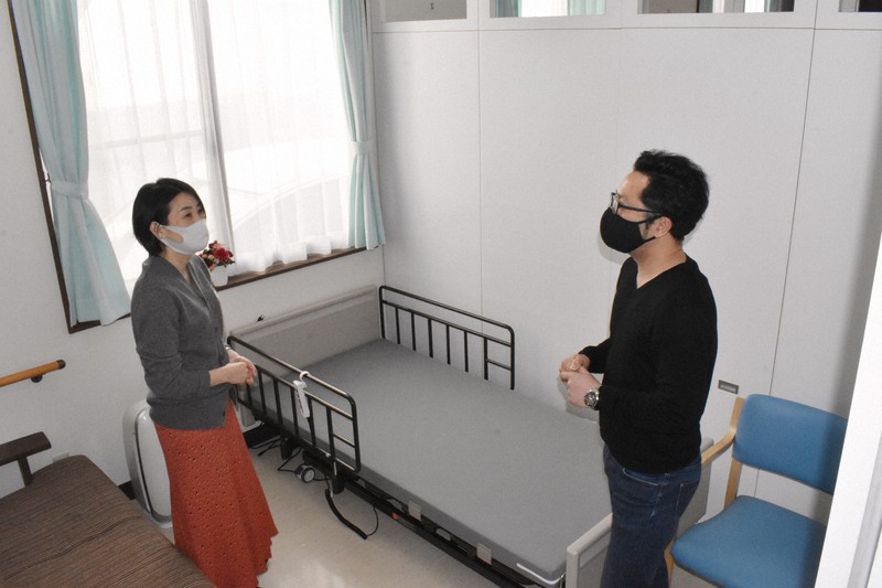 福岡県久留米市の施設ではデイサービスのフロアを無くし、仕切り板で個室を作った=福岡県久留米市で2021年2月3日午後2時46分、平川昌範撮影