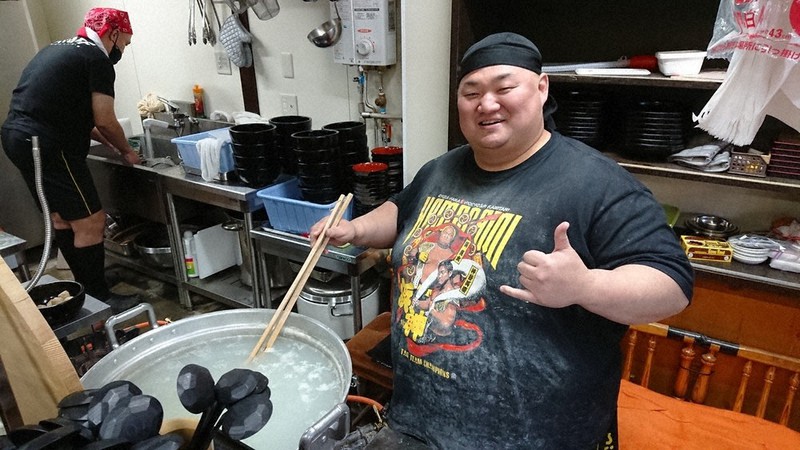 プロレスラー 浜亮太さんがうどん店開く 225キロが新挑戦 毎日新聞