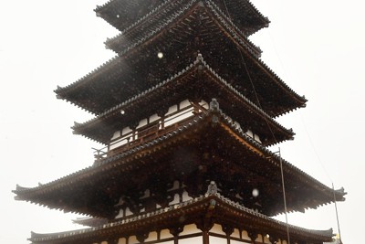 薬師寺の東塔、110年ぶりの解体修理完了 巨大地震に備え補強 | 毎日新聞