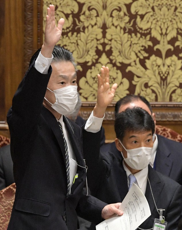衆院予算委員会で立憲民主党の今井雅人氏の質問に答えるため挙手する総務省の秋本芳徳情報流通行政局長(左)と原邦彰官房長=国会内で2021年2月15日午後3時6分、竹内幹撮影