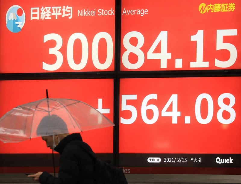 日経平均株価の終値が3万円を超えたことを示す証券会社のボード=東京都中央区で2021年2月15日午後3時54分、梅村直承撮影