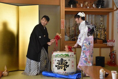 鏡開きをする新郎新婦＝福島県葛尾村落合で2021年2月14日午後1時17分、寺町六花撮影
