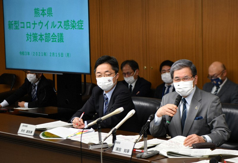 熊本県独自の緊急事態宣言の解除について記者会見する蒲島郁夫知事(前列右)=熊本市中央区の県庁で2021年2月15日午後4時25分、清水晃平撮影