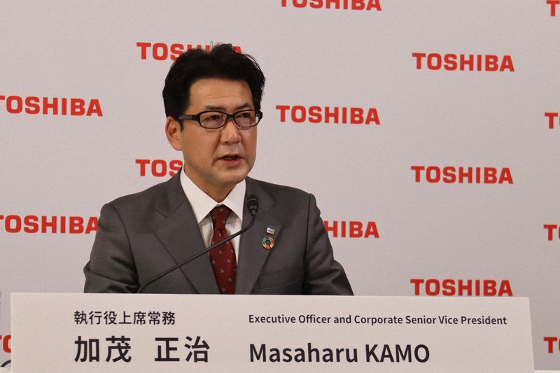 オンライン会見で増配などを発表する東芝の加茂正治・執行役上席常務=東芝提供