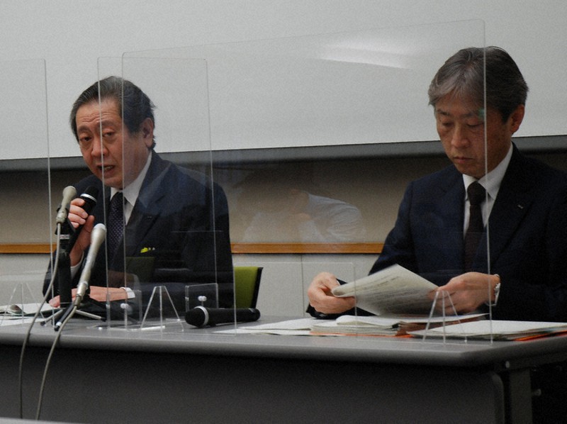 臨時記者会見で業務全般の見直しへの取り組みについて説明する橘田代表(左)ら=東京電力柏崎刈羽原発ビジターズハウスで2021年2月15日、内藤陽撮影