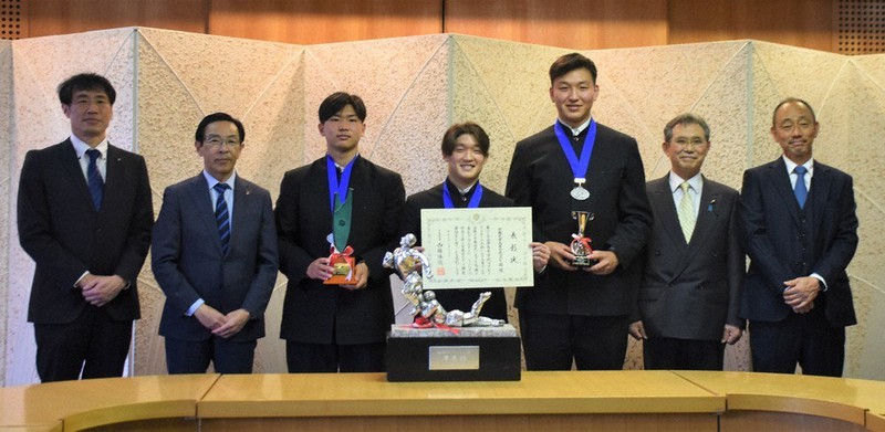 京都府スポーツ特別奨励賞を授与された京都成章の選手ら=京都府庁で、添島香苗撮影