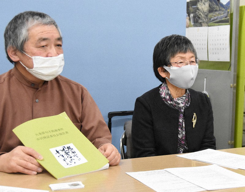 報告書の完成を発表する検証委員会の佐藤一子・東大名誉教授(右)ら=さいたま市役所で2021年2月4日午後2時14分、大平明日香撮影