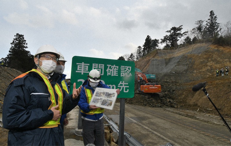 復旧工事が進む常磐自動車道の斜面崩落現場を視察する内堀雅雄知事(左端)=福島県相馬市の常磐道相馬IC-新地IC間で2021年2月16日、高橋秀郎撮影