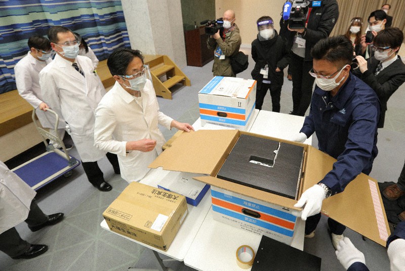 新型コロナウイルスのワクチンを確認する医療従事者=東京都内の医療機関で2021年2月16日午後6時19分(代表撮影)