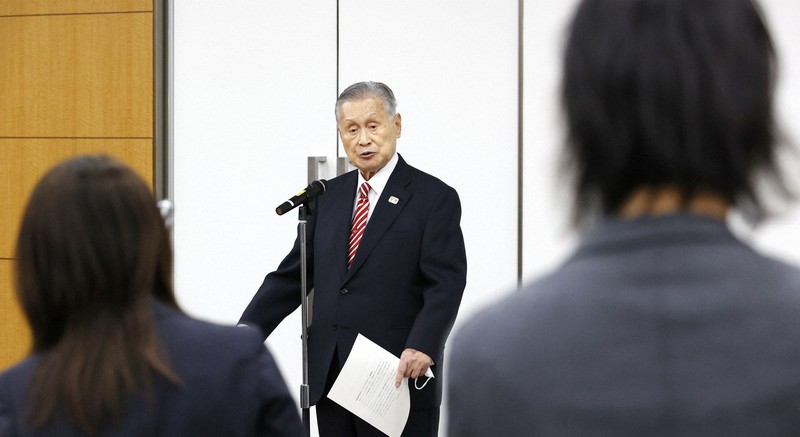 日本オリンピック委員会評議員会での女性理事を巡る発言について記者会見する東京五輪・パラリンピック組織委員会の森喜朗会長=東京都中央区で2021年2月4日午後2時15分(代表撮影)