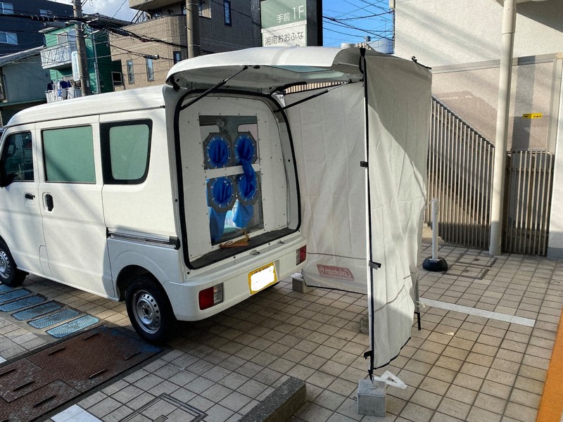 「湘南おおふなクリニック」の長谷川太郎院長が訪問PCR検査で使用する改造ワゴン車＝長谷川さん提供（画像の一部を加工しています）