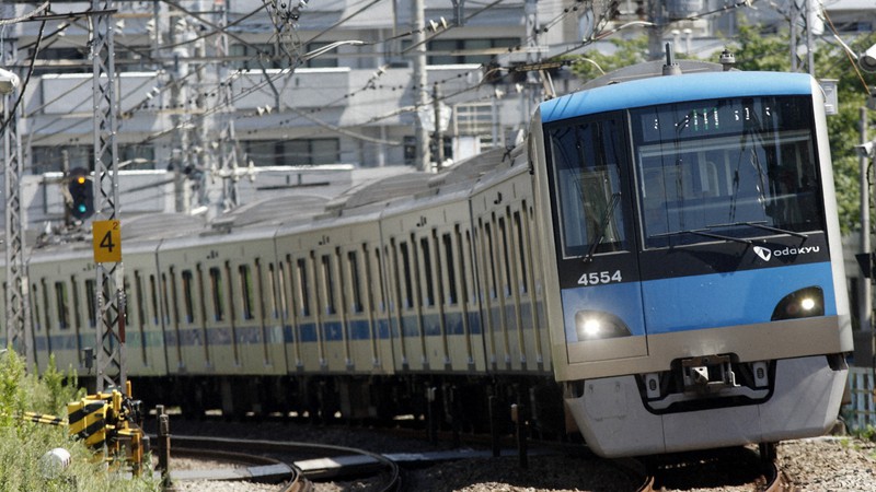 ブルーの個性的なフロントマスクが特徴の4000形=神奈川県の小田急電鉄小田原線・読売ランド前-百合ケ丘間で2008年9月3日、金盛正樹撮影