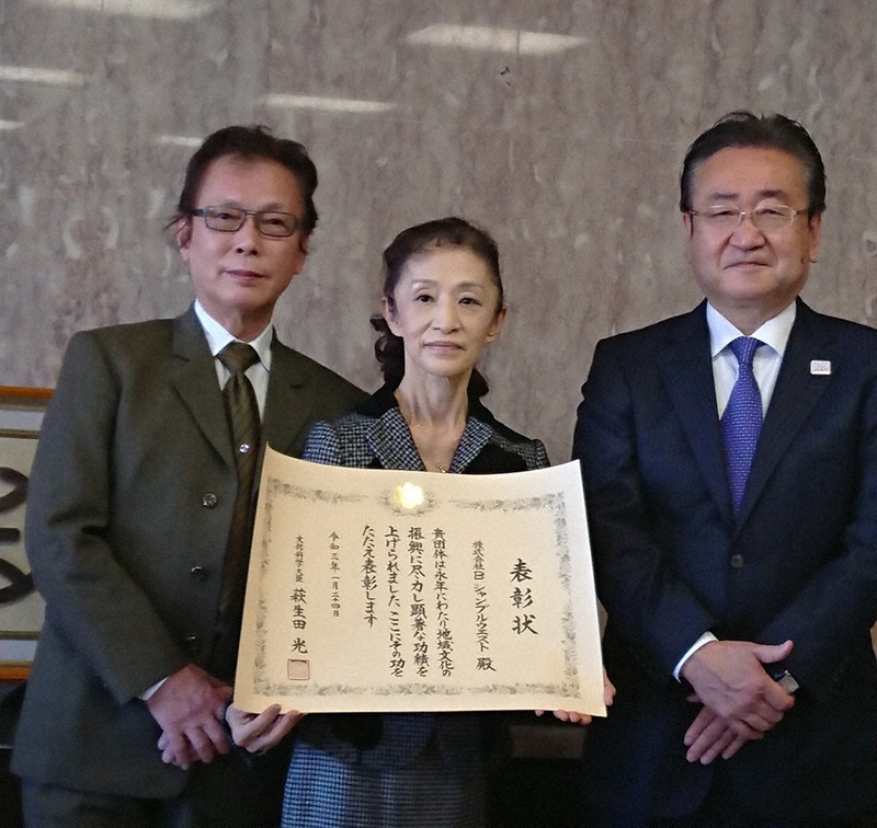 石森孝志市長(右)を表敬訪問した今村博明さん(左)と川口ゆり子さん=八王子市役所で2021年2月16日、野倉恵撮影