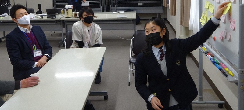 座談会に臨む日野高ソフトテニス部唯一の部員、小司麻由佳さん(右)=鳥取県日野町根雨の日野町山村開発センターで、柴崎達矢撮影