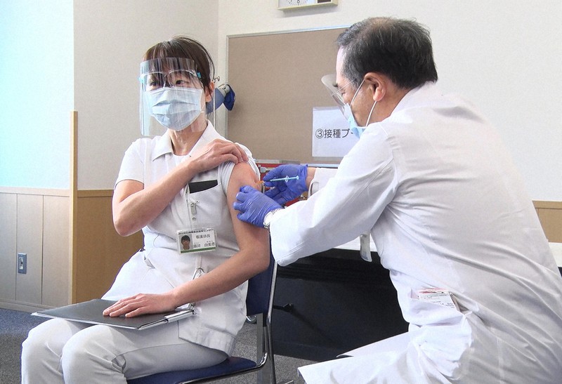 先行して新型コロナウイルスのワクチン接種を受ける医療従事者(左)=東京都目黒区の国立病院機構東京医療センターで2021年2月17日午前9時4分(代表撮影)