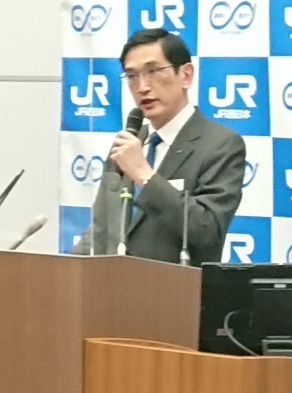 ローカル線に関する見解を述べるJR西日本の長谷川一明社長=大阪市北区で2021年2月18日午後2時ごろ、鈴木健太撮影