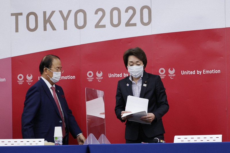 東京オリンピック・パラリンピック組織委の新会長に就任し、記者会見に臨む橋本聖子氏(右)と武藤敏郎事務総長=東京都中央区で2021年2月18日午後6時6分(代表撮影)