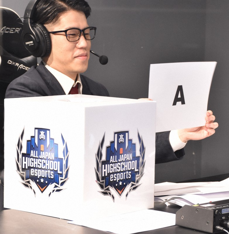 高校eスポーツ選手権決勝大会の抽選会で対戦カードを発表する司会の「OooDa(オーダ)」さん=東京都豊島区で2021年2月18日午後4時52分、杉本修作撮影