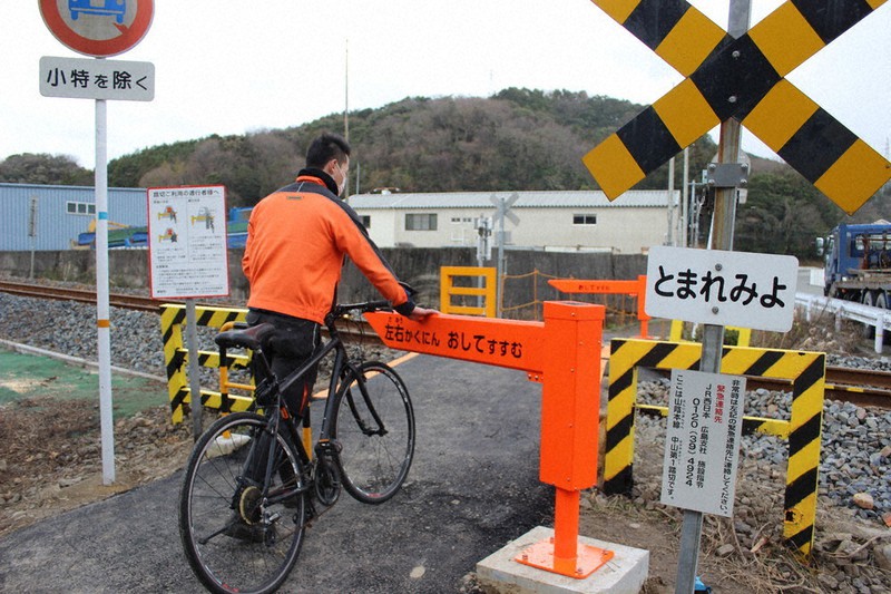 とまれみよ 手押し踏切 JR西、330カ所導入検討 | 毎日新聞