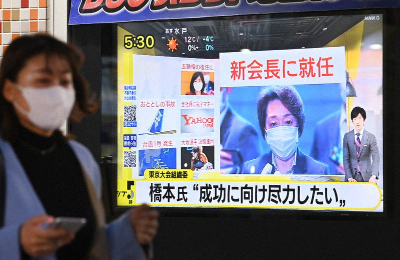 東京オリンピック・パラリンピック組織委員会の新会長に、橋本聖子氏が就任したニュースを流す街頭の電光掲示板=東京都千代田区で2021年2月18日、大西岳彦撮影