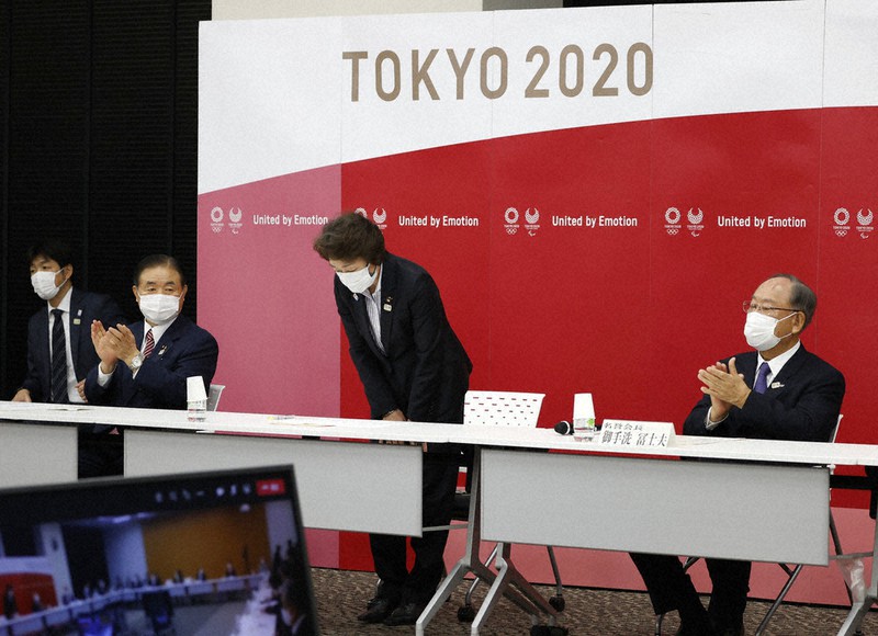 東京オリンピック・パラリンピック組織委の理事会で新会長として承認され、一礼する橋本聖子氏(中央)=東京都中央区で2021年2月18日午後4時6分(代表撮影)