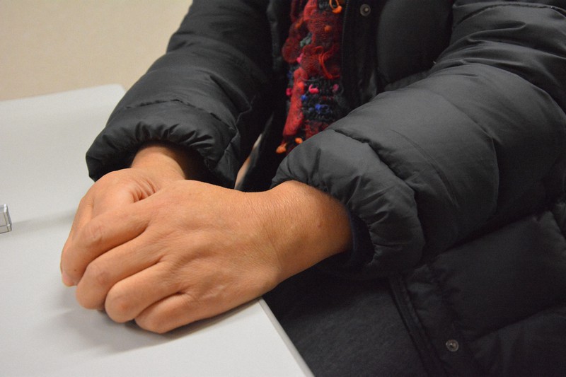 「この先の見通しが立たないし、見えない」と話す女性=青森県三沢市で2021年1月5日午後4時17分、井川加菜美撮影