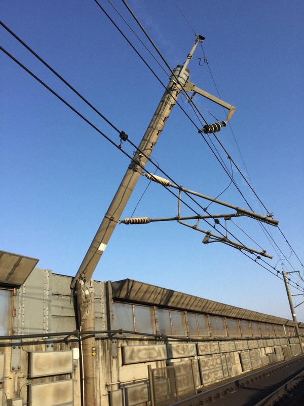 地震で折れた東北新幹線の電柱=JR東日本提供