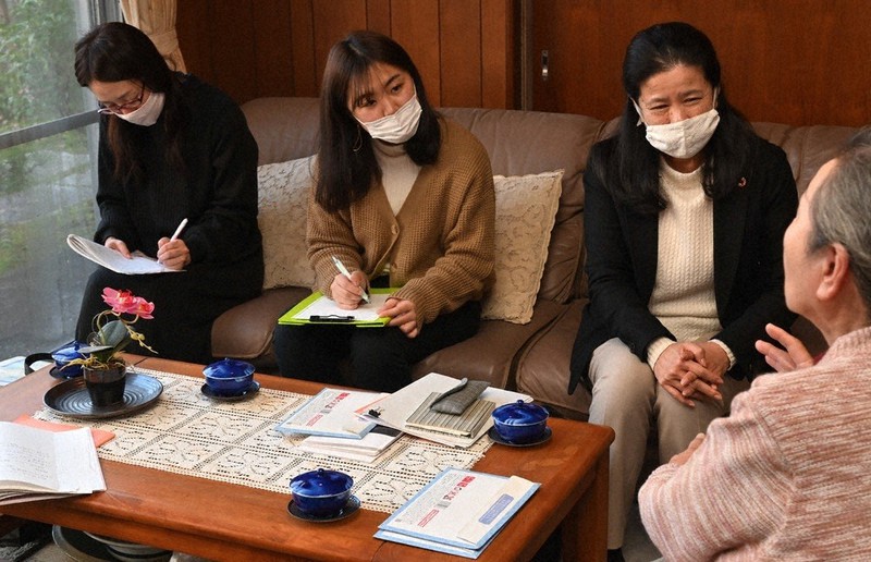 馬渕さん(手前右)の話を聞く有永さん(中央)。渡辺さん(右)と松山さん(左)がサポートした