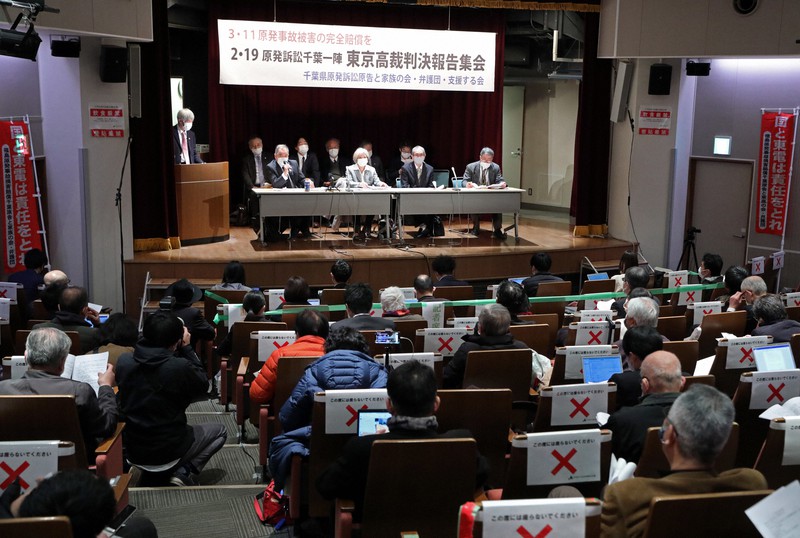 東京電力福島第1原発事故の避難者が国と東京電力に損害賠償を求めた集団訴訟の控訴審判決を受け、判決内容について説明する原告団の弁護士ら=東京都千代田区で2021年2月19日午後4時22分、喜屋武真之介撮影