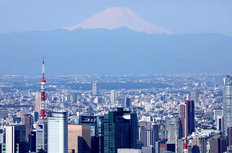 東京都港区上空から望む富士山。左手前は東京タワー=2020年4月25日、本社ヘリから宮武祐希撮影