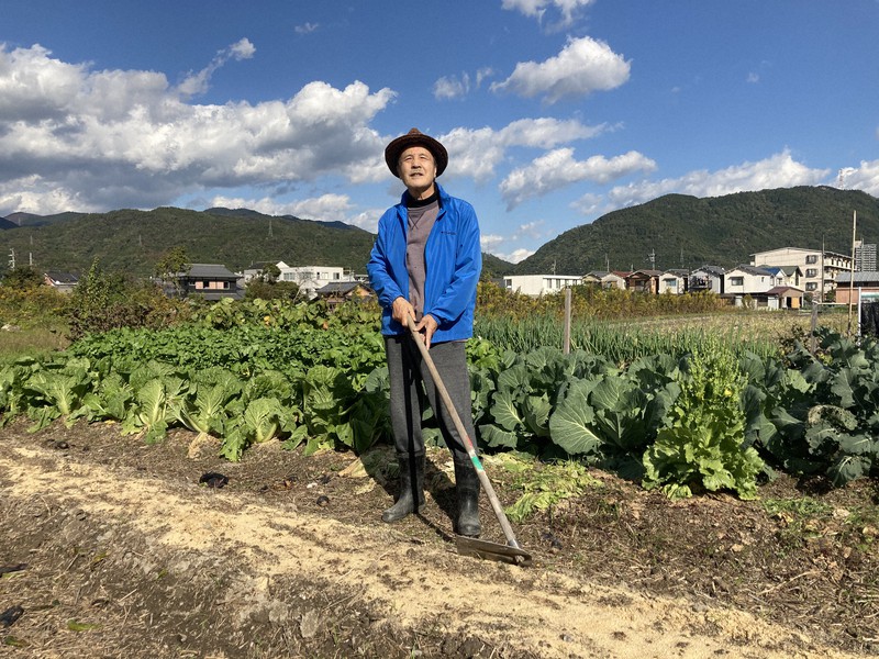 自宅近くの畑で農作業をする岡林信康さん=2020年11月(ディスクユニオン提供)