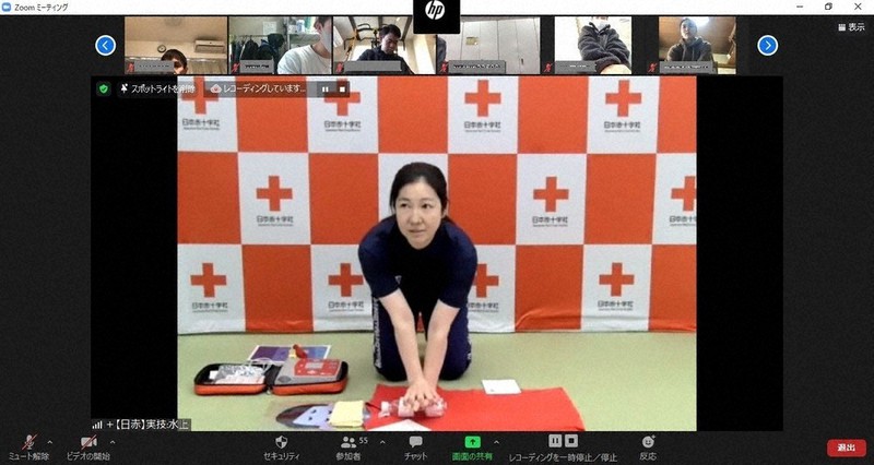 ペットボトルを使って胸骨圧迫を指導するオンライン講習の様子=日本赤十字社東京都支部提供