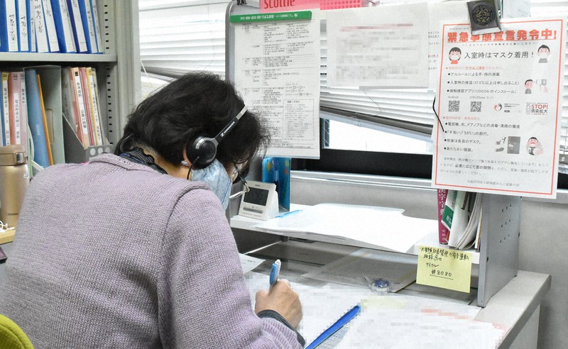 電話相談を受ける公益社団法人「認知症の人と家族の会」スタッフ。コロナ禍で認知症の人も介護者も自宅にこもりがちになり、孤独感が増しているという=京都市上京区で2021年2月15日午前11時49分、菅沼舞撮影(画像の一部を加工しています)