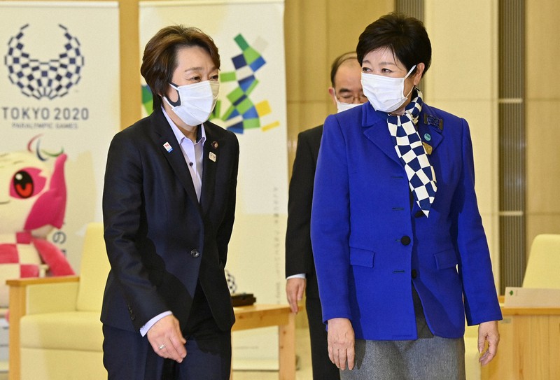 面会を終え、並んで退室する小池百合子都知事(右)と橋本聖子東京オリンピック・パラリンピック組織委員会会長=都庁で2021年2月19日午後4時54分、大西岳彦撮影
