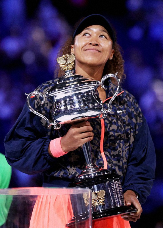 全豪オープン女子シングルスで優勝し、トロフィーを手に笑顔の大坂なおみ=メルボルンで2021年2月20日、ロイター