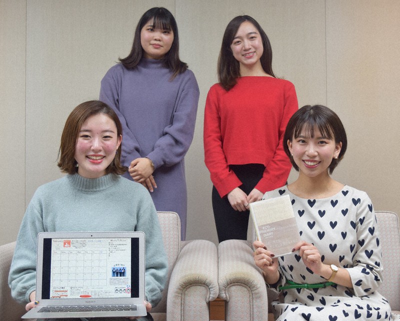 「今日からできるSDGsダイアリー」を製作している関西学院大の学生=大阪市内で2021年2月18日午後3時44分、谷田朋美撮影