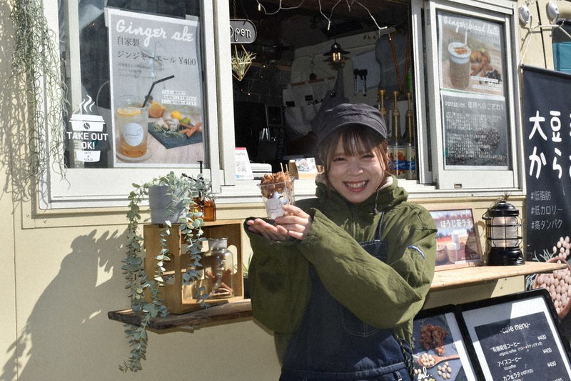 大豆ミートのからあげを販売する本多理恵さん=2021年2月10日午後0時41分、谷口豪撮影