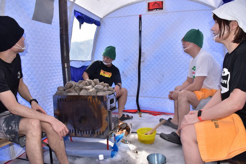 90度にもなるテントサウナを楽しむ参加者ら=福井県勝山市の道の駅「恐竜渓谷かつやま」で2021年2月21日午後0時11分、横見知佳撮影