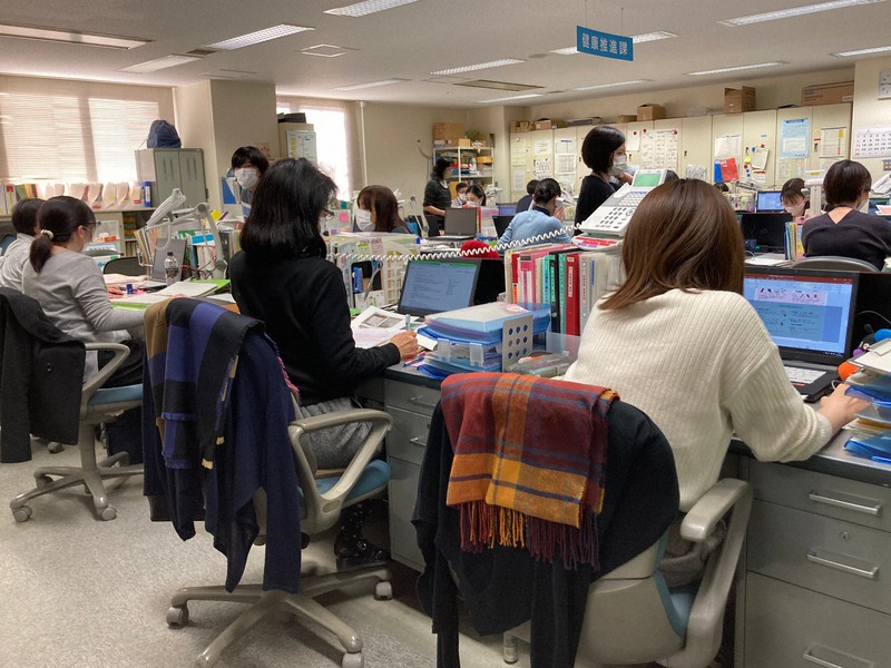 多くの職員が新型コロナ対応の作業に当たる東京都中央区保健所=東京都中央区で2021年2月19日午後2時45分、大島祥平撮影