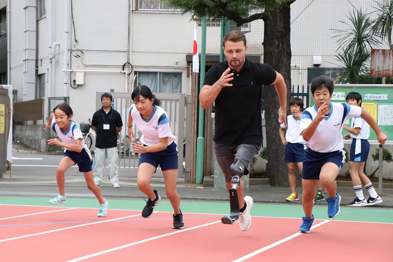 東京都の五輪・パラリンピック教育の一環として東京都北区の第四岩淵小を訪れた2012年ロンドン・パラリンピック陸上男子100メートル金メダリストのハインリヒ・ポポフさんと子供たち=東京都北区で2019年10月24日午前11時40分、高橋秀明撮影