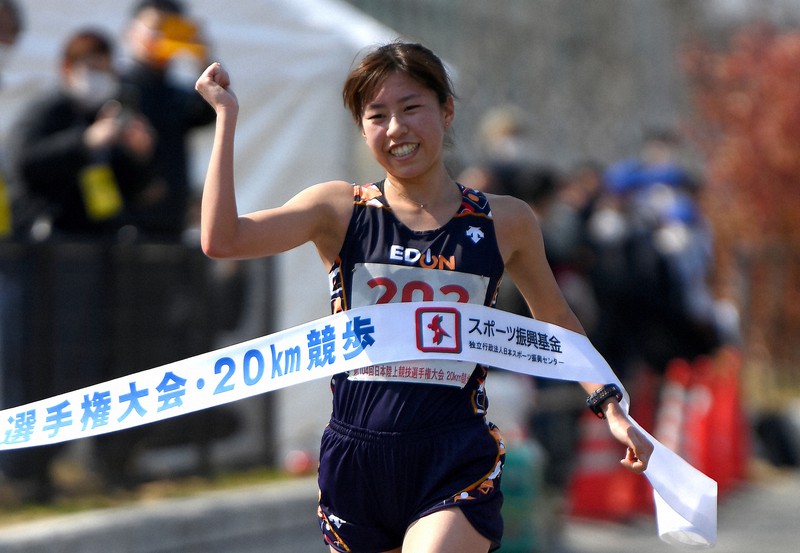 女子20キロ競歩、1位でフィニッシュする藤井菜々子=神戸市の六甲アイランド甲南大西側コースで2021年2月21日、久保玲撮影