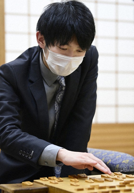 A級順位戦8回戦で稲葉陽八段に勝ち、首位をキープした斎藤慎太郎八段=藤井達也撮影