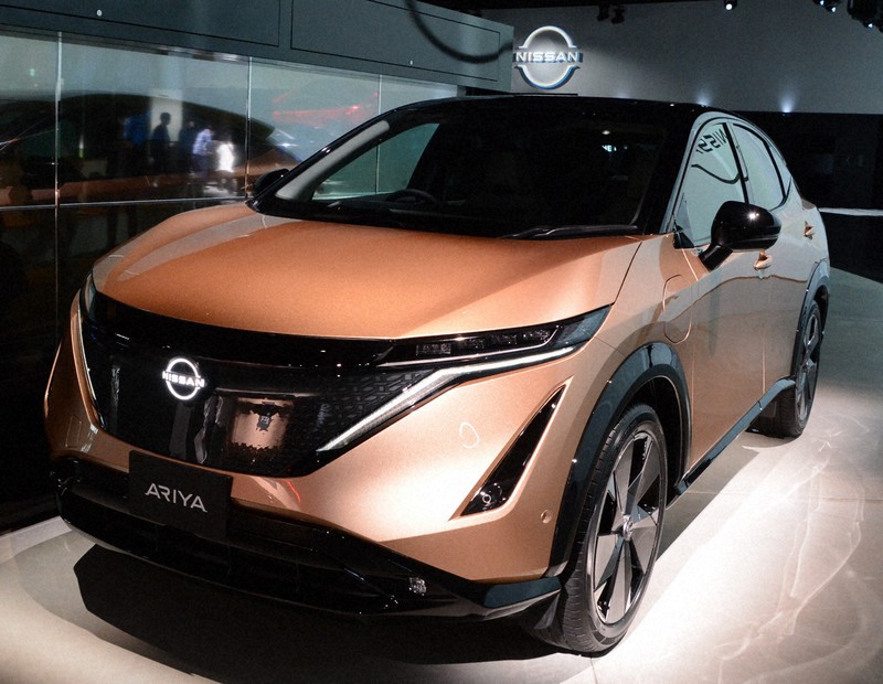 日産自動車の新型EV「アリア」=横浜市西区で2020年7月14日午前9時30分、松岡大地撮影
