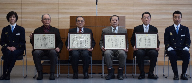 人命救助活動に対し、感謝状を受けた人たち=新潟県上越市の上越地域消防局で2021年2月18日午前10時20分、石塚誠撮影