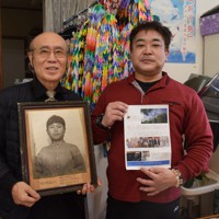佐々木禎子さんの遺影を手にドキュメンタリー映画への思いを語る兄雅弘さん（左）と、おい住幸さん＝福岡県那珂川市で2021年1月15日午後3時21分、吉川雄策撮影