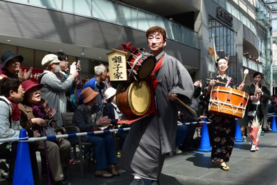 見物客の前を練り歩くチンドンマン＝富山市総曲輪のグランドプラザで2016年4月9日、青山郁子撮影