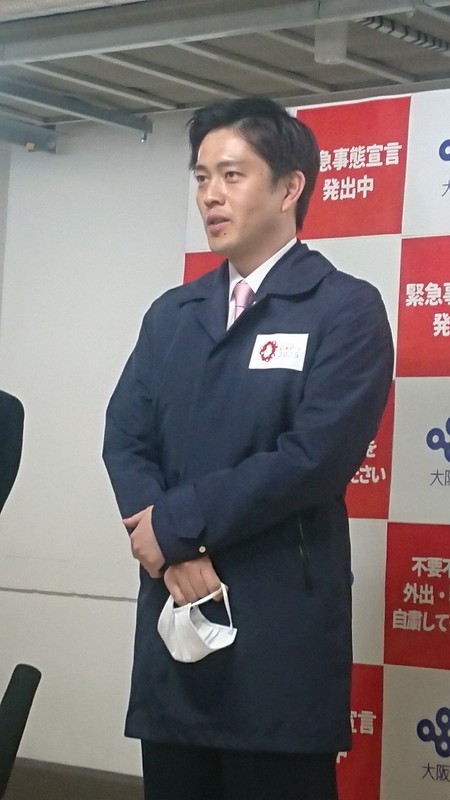 京都、大阪、兵庫の3府県で23日に緊急事態宣言の解除を国に要請すると表明した大阪府の吉村洋文知事=大阪市中央区の府庁で2021年2月22日午後6時16分、上野宏人撮影