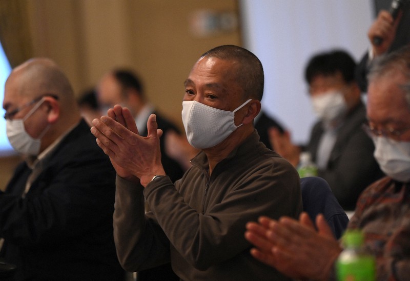 判決後の集会で拍手をする原告の堰立夫さん=大阪市北区で2021年2月22日午後4時49分、久保玲撮影