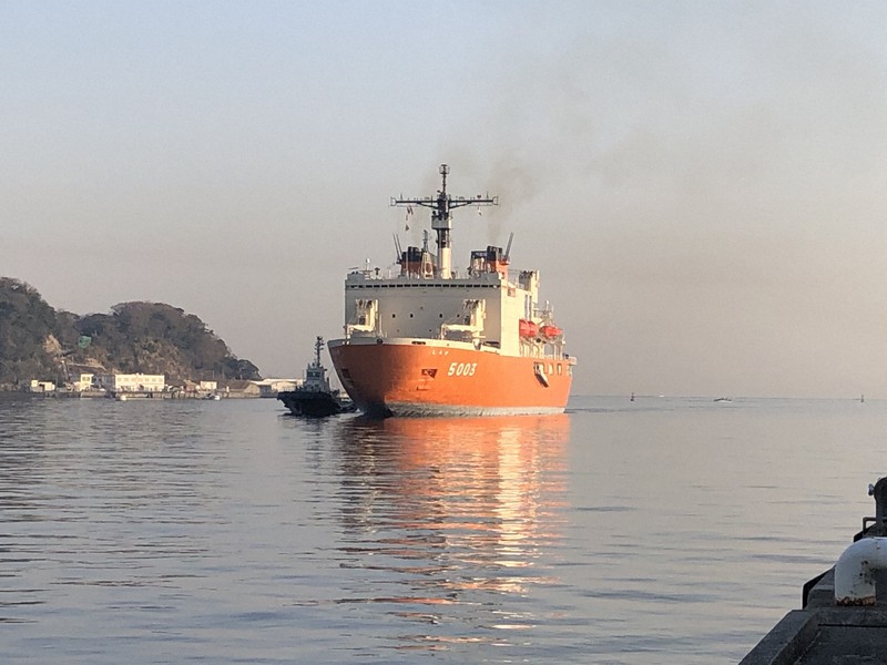 砕氷艦「しらせ」 無補給の航海終え南極から帰港 3カ月半ぶり [写真